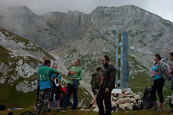 Стелла на Фишт-Оштеновском перевале, маршрут 30 через горы к морю