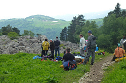 Туристы на маршруте 30 поход через горы к морю