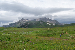 Пейзаж с людьми фото, туристский маршрут 30 через горы к морю