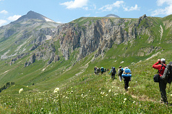 Это поход в июле по туристическому маршруту Знаменитая Тридцатка - легендарный маршрут 30. Поход в горы в июле к Чёрному морю с лёгким рюкзаком в район города Сочи.