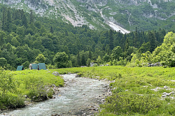 Пейзаж с горной рекой, тур маршрут 30 через горы к морю поход