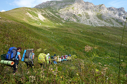 Туристы в горах на маршруте 30 через горы к морю пеший поход