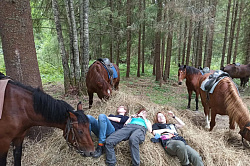 Туристы в конном туре