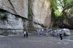 Туристы в горах фото с маршрута 30 через горы к морю налегке