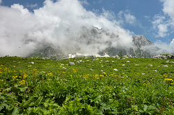 Горный пейзаж с облаками, маршрут 30 через горы к морю тур поход