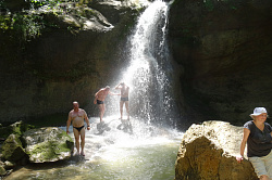 Водопад в Адыгее в Мешоко, маршрут 30 через горы к морю налегке