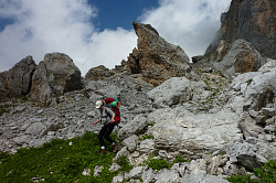 Девушка в горах с рюкзаком, маршрут 30 через горы к морю тур