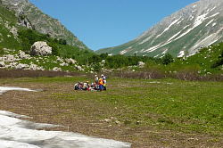 Группа туристов в горах, маршрут 30 к морю