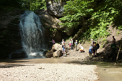 Туристы маршрута 30 у водопада, тур поход через горы к морю