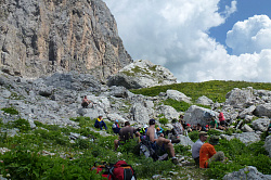 Привал туристов в горах, маршрут 30 через горы к морю тур поход