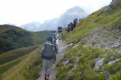 Это поход в сентябре группы тура Знаменитая Тридцатка - легендарный маршрут 30. Поход в сентябре даже в посещаемых туристами горах проходит без встречь с другими туристами. В сентябре народу в горах мало.