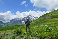 Турист на фоне гор