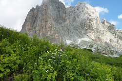 Пейзаж с горой на Кавказе, маршрут 30 через горы к морю поход