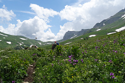Пейзаж в горах на маршруте 30 через горы к морю тур поход