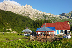 Туристический приют в горах, маршрут 30-ка тур поход через горы к морю