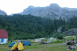 Это палаточный отдых на Фиштинской поляне. Через это поляну в горах проходит тур Знаменитая Тридцатка - легендарный маршрут 30. через горы к Чёрному морю с лёгким рюкзаком и комфортом.
