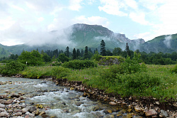 Это фото верховий красивой реки Белая в горах Адыгеи.