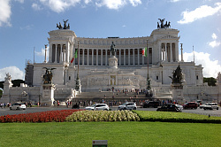 Фото Италии / Витториано Рим, Италия - монумент в честь первого короля объединённой Италии в центре Рима. 