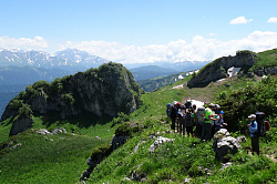 Туристы походники на маршруте 30 через горы к морю налегке