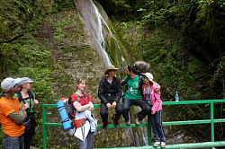 Это отдых туристов у водопада. Туристы маршрута  Знаменитая Тридцатка - легендарный маршрут 30 на отдыхе у красивого водопада на юге России в курортной зоне города Сочи.