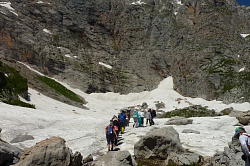 Туристы на горном снежнике, маршрут 30 к морю