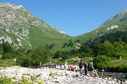 Туристы у реки пейзаж с горой, маршрут 30 через горы к морю поход