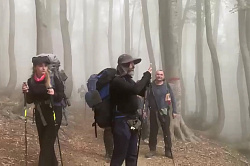 Видео Маршрут 30, Веселый спуск, тур через горы к морю