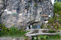 Мемориал в горах на тур приюте Фишт, маршрут 30 через горы к морю