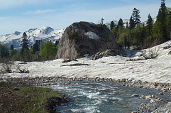 Скала-валун, огромный камень в горах