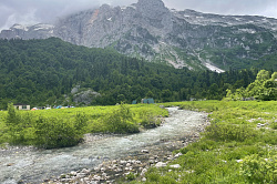 Пейзаж с рекой и горой, тур маршрут 30 через горы к морю пеший поход