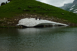 Туристы на снежнике, 30 маршрут через горы к морю поход - тур маршрут