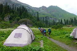 Выход туристов на маршрут 30 через горы к морю