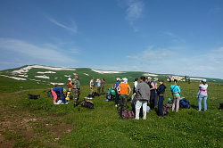 Туристы в походе на Лагонаки тур маршрут 30 через горы к морю