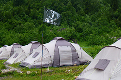 Базовый туристский горный лагерь на маршруте 30 через горы к морю