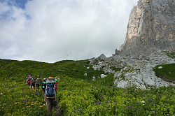 30 тур маршрут, пеший поход через горы к морю в июле фото