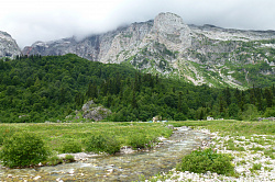 Этот красивый пейзаж с горами и рекой Белая снят на туристическом маршруте Легендарная Тридцатка