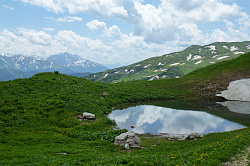 Пейзаж с озером на туре через горы к морю по маршруту Знаменитая Тридцатка.