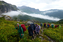 Походный туризм в горах на маршруте 30 через горы к морю
