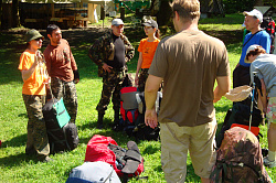 Туристы выходят на маршрут 30 поход через горы к морю тур