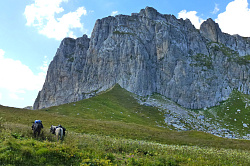 Скалистые горы на маршруте 30 через горы к морю