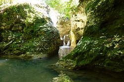 Эта речка в горах находится на туристическом маршруте Знаменитой Тридцатки - легендарный маршрут 30 в ущелье Мешоко. Эту речку в горах со скалистыми берегкам и водопадом осматривают туристы маршрута и других наших туров в Хаджохе.