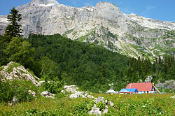 Туристический приют в горах Адыгеи, маршрут 30 через горы к морю поход