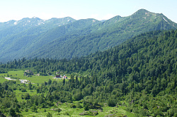 Горная поляна приюта Фишт, маршрут 30-й через горы к морю тур