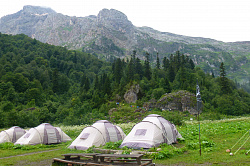 Это палатки базового лагеря фирмы СВ-Астур на фоне красивой природы гор на приюте Фишт. На дальнем фоне группа Знаменитой Тридцатки - легендарного маршрута 30