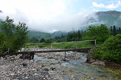 Фото мостик и красивый горный пейзаж на Фиштинской поляне на туре Легендарная Тридцатка.