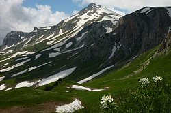 Вид на тропу маршрута 30 через горы к морю, поход 30-ка