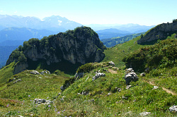 Горный пейзаж, панорама гор на маршруте 30 через горы к морю
