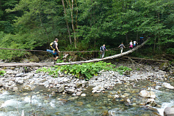 Туристы на подвесном мосту, маршрут 30 через горы к морю