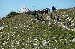 Туристы на горном перевале маршрут 30 через горы к морю тур поход