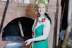 Девушка в национальной русской одежде